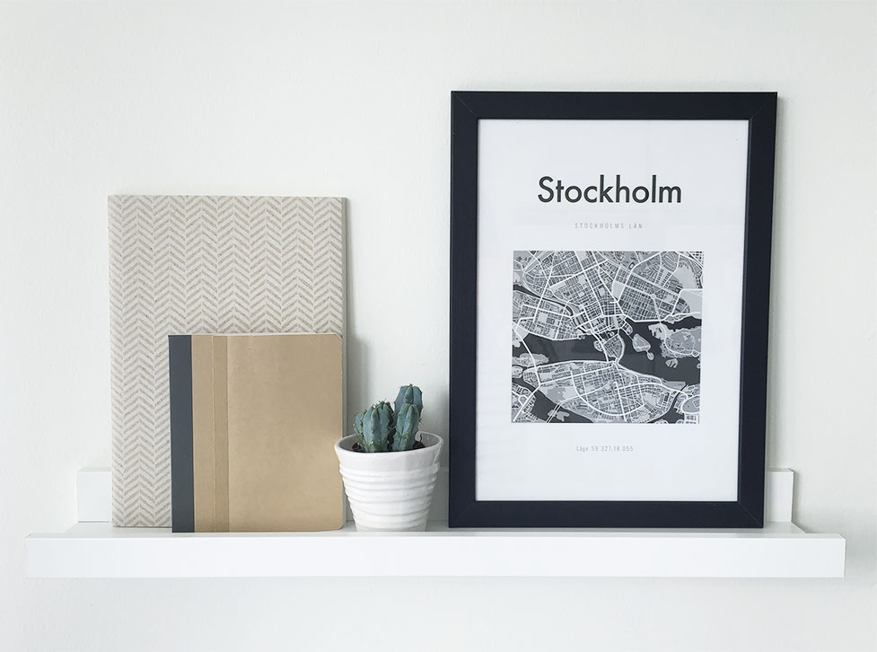 Citykartor Stockholms poster på en tavelisthylla