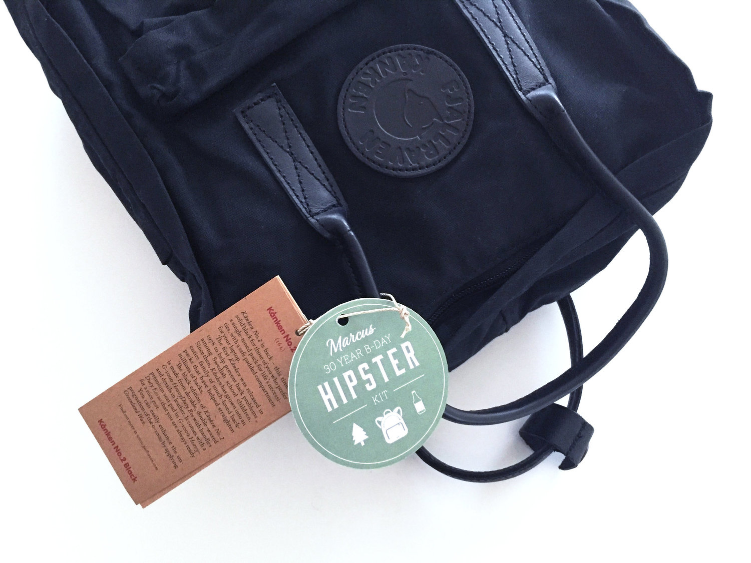 Närbild på Fjällrävens kånken ryggsäck med en grön hipster label