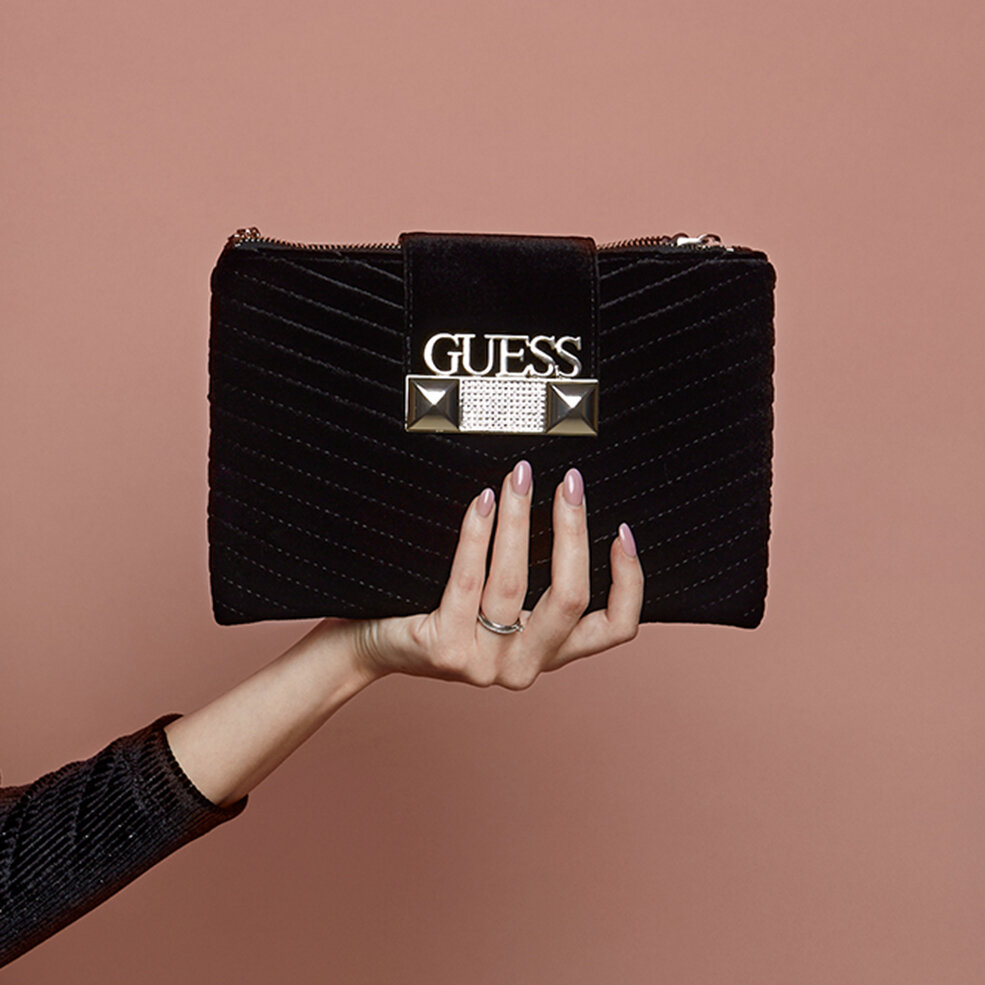 Stillben på en hand som visar en clutch handväska