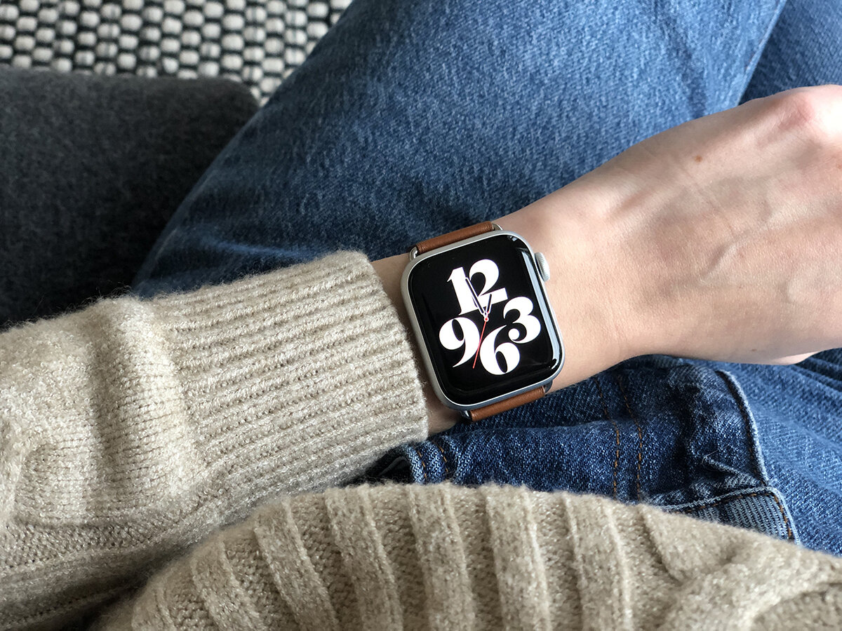 Apple Watch SE med modern buckle läder band