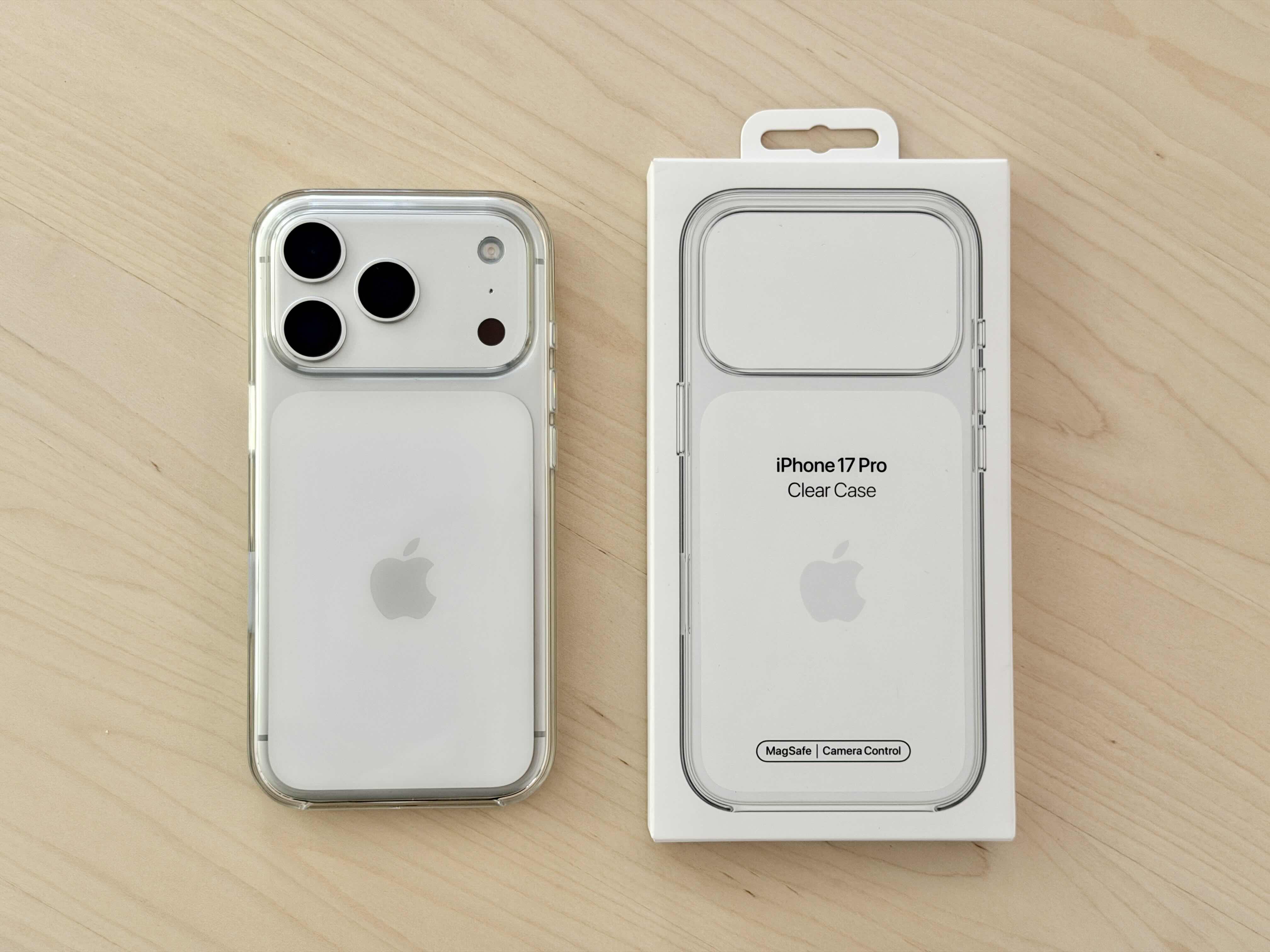 iPhone 17 Pro silver med skalet Clear Case 