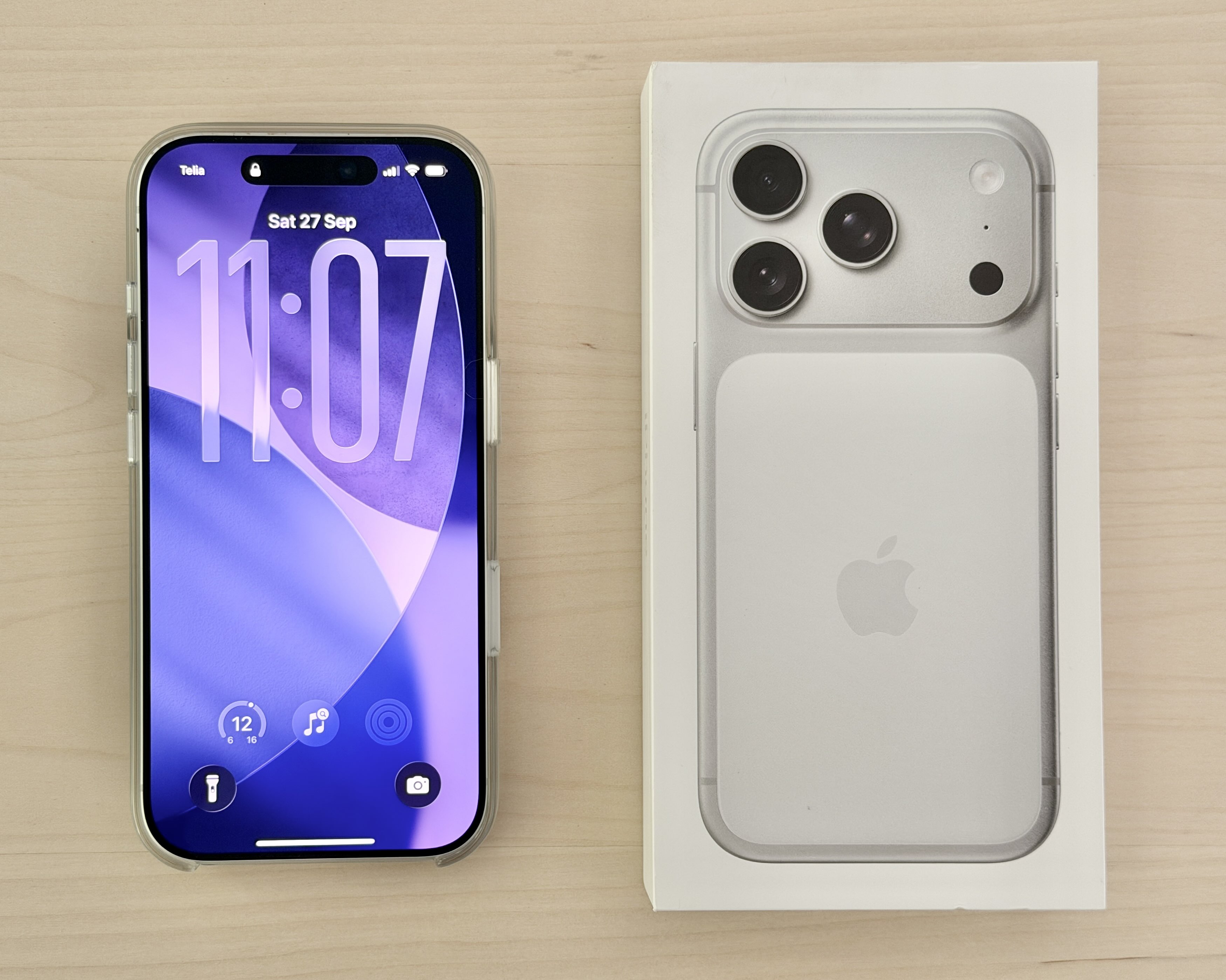 iPhone 17 Pro Silver, wallpaper Dusk 